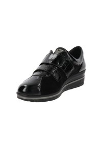 Scarpa in pelle nera con finitura lucida, dotata di due cinturini in Velcro regolabili sulla parte superiore. Suola in gomma spessa che offre maggiore elevazione.