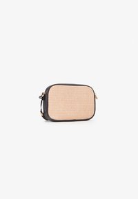 Schoudertas met een geweven beige voorkant, zwarte synthetische zijkanten en een ritssluiting. Inclusief accenten van goudkleurig beslag.