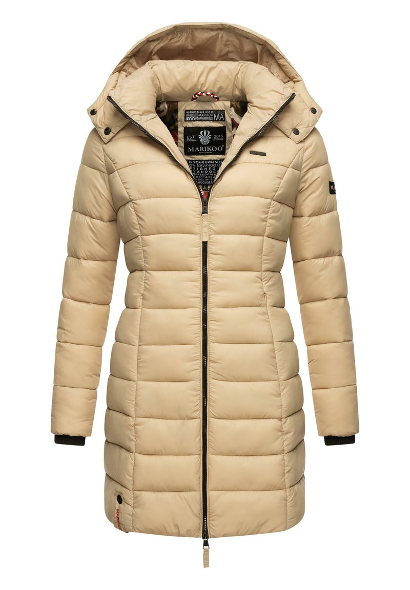 Bežová puff coat s kapucňou, s prešívaným dizajnom, predným zipsom a čiernymi ribbovanými manžetami. Viditeľná vnútorná etiketa. Nepremokavý materiál.