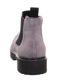 Szary zamszowy botek za kostkę z czarnymi elastycznymi panelami po bokach, wyposażony w krótki pasek do ściągania oraz grubą czarną gumową podeszwę, gładka faktura.