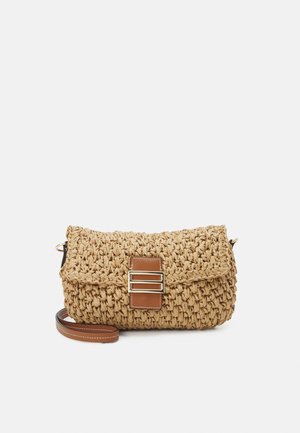 Lille vævet beige crossbody taske med brun læderrem og en rektangulær guldbøjle på frontklappen.