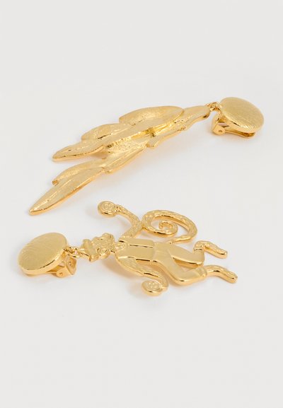 Κλιπ σκουλαρίκια σε χρυσαφένιο τόνο, το ένα σε σχήμα στυλιζαρισμένου πιθήκου και το άλλο με σχεδιασμό από στρωμένα επιμήκη φύλλα.