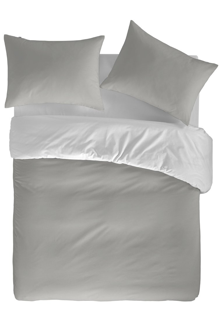 Copertura per piumino grigia con bordino superiore bianco, due federe grigie coordinate. Texture liscia, design minimalista, forma rettangolare.