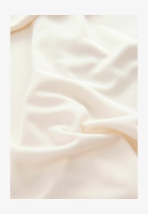 Tessuto color crema con una consistenza liscia e morbida, caratterizzato da morbidi drappeggi e una leggera lucentezza, ideale per capi di abbigliamento o coperture leggere.