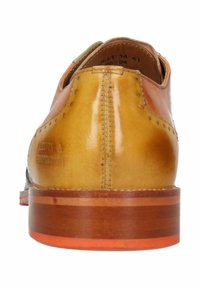 Chaussure habillée en cuir marron, avec une finition polie, des coutures décoratives et un talon en bois empilé avec une accent orange.