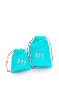 Zwei türkisfarbene Stoffbeutel mit Kordelzug, die das geprägte Logo "Elli WE ♥ JEWELS" auf der Vorderseite tragen. Einer ist größer als der andere.