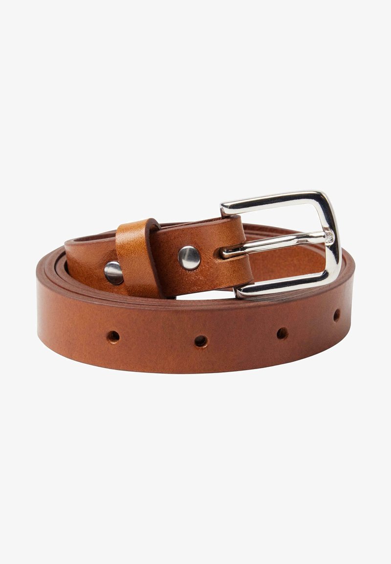 Bruine leren riem met een gladde textuur, voorzien van een zilveren metalen gesp en meerdere gaten voor aanpassing.