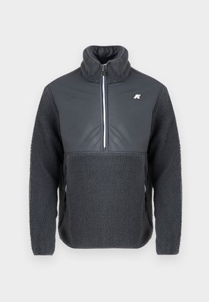 Mørkegrå fleece-pullover med halv lynlås, høj krave, teksturerede ærmer og glat brystpanel med lille logo på venstre side.