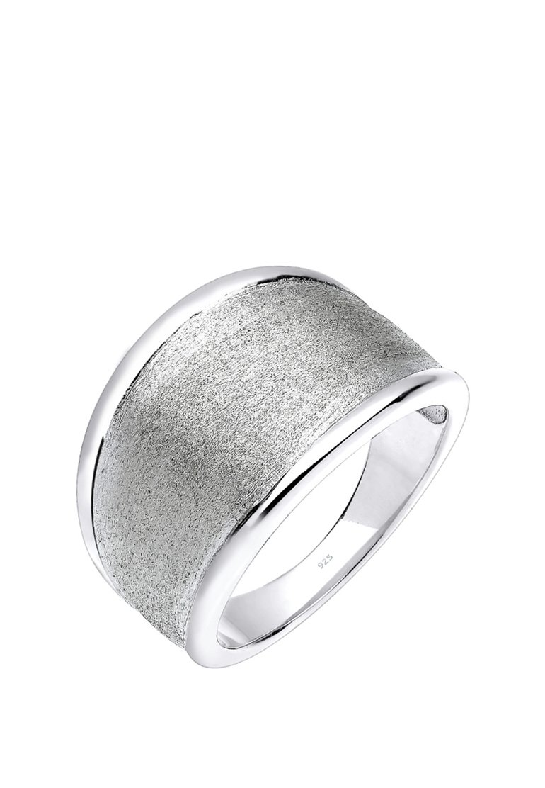 Silberring mit einer strukturierten Mittelband umgeben von glatten, polierten Kanten. Mit "925" gekennzeichnet, was auf die Qualität von Sterlingsilber hinweist.