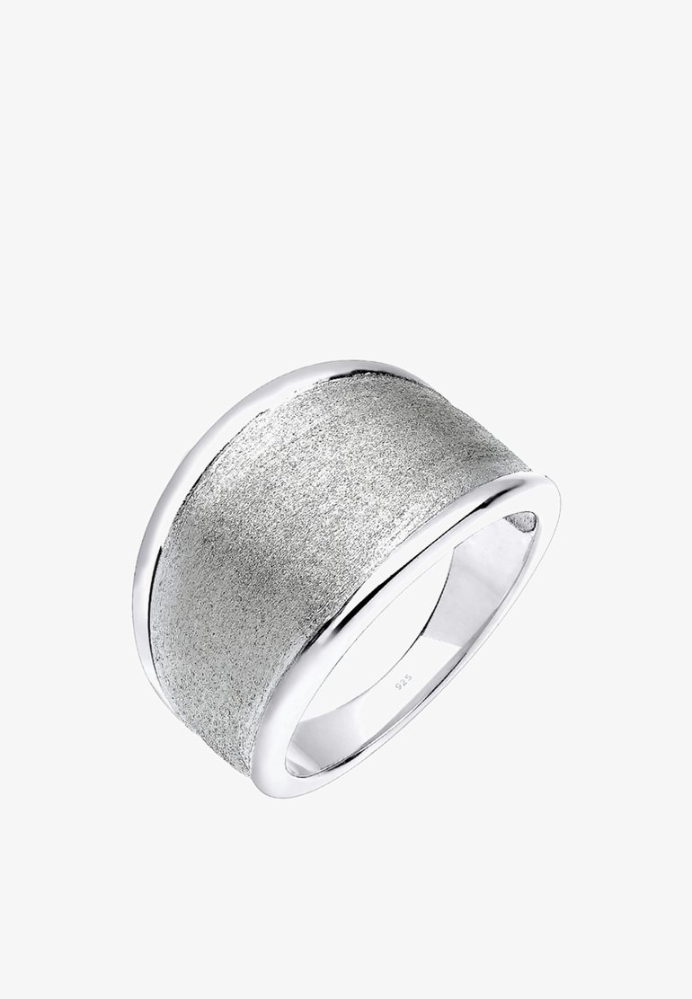 Silverring med en texturerad mittband som omges av släta, polerade kanter. Märkt med "925" som indikerar kvaliteten av sterlingsilver.