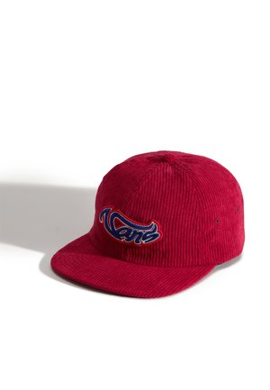 Rode corduroy pet met een vlakke klep, voorzien van een blauw-wit geborduurd logo aan de voorkant en ventilatiegaatjes aan de zijkanten.