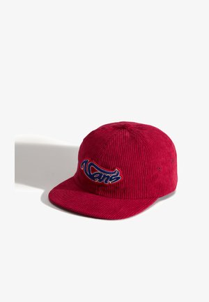 Casquette en velours côtelé rouge avec une visière plate, arborant un logo brodé bleu et blanc à l'avant et des trous d'aération sur les côtés.