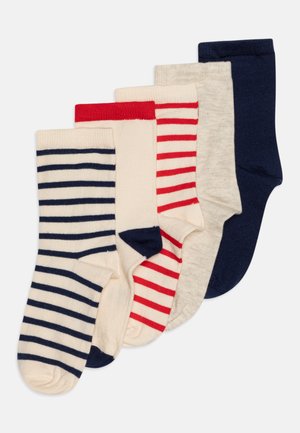 Fünf Paare Baumwollsocken: zwei rote mit weißen Streifen, ein cremefarbener mit dunkelblauen Streifen, ein cremefarbener und ein dunkelblauer. Einfarbige und gestreifte Designs.