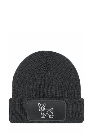 Dunkelgraue Beanie-Mütze mit geripptem Muster, ausgestattet mit einem schwarzen Patch und einem weiß gezeichneten Hundedesign auf der Vorderseite.