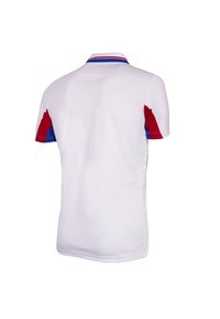 Witte polo shirt met rode en blauwe accenten op de schouders, een klassieke kraag en korte mouwen met een gladde stoftextuur.