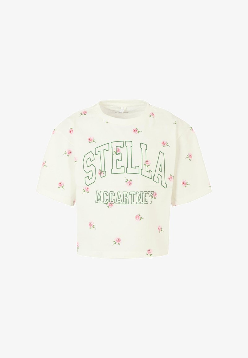 T-shirt blanc court avec "STELLA MCCARTNEY" en texte vert et un motif floral avec de petites roses roses partout. Manches courtes.