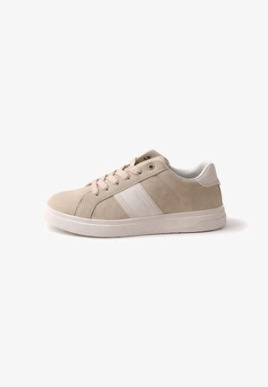 Sneaker beige basso con suola bianca, lacci e striscia laterale, caratterizzato da un'incisione discreta del nome del marchio sul pannello laterale.