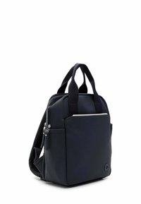 Černý batoh s texturovanou tkaninou, dvojitými horními rukojeťmi, zipovými přihrádkami a přední kapsou. Na přední straně se nachází kulatý logo.