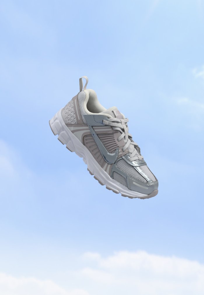 Nike VOMERO 5 BP UNISEX - Zapatillas - vast grey/metallic silver-coloured/silver-coloured lilac/white