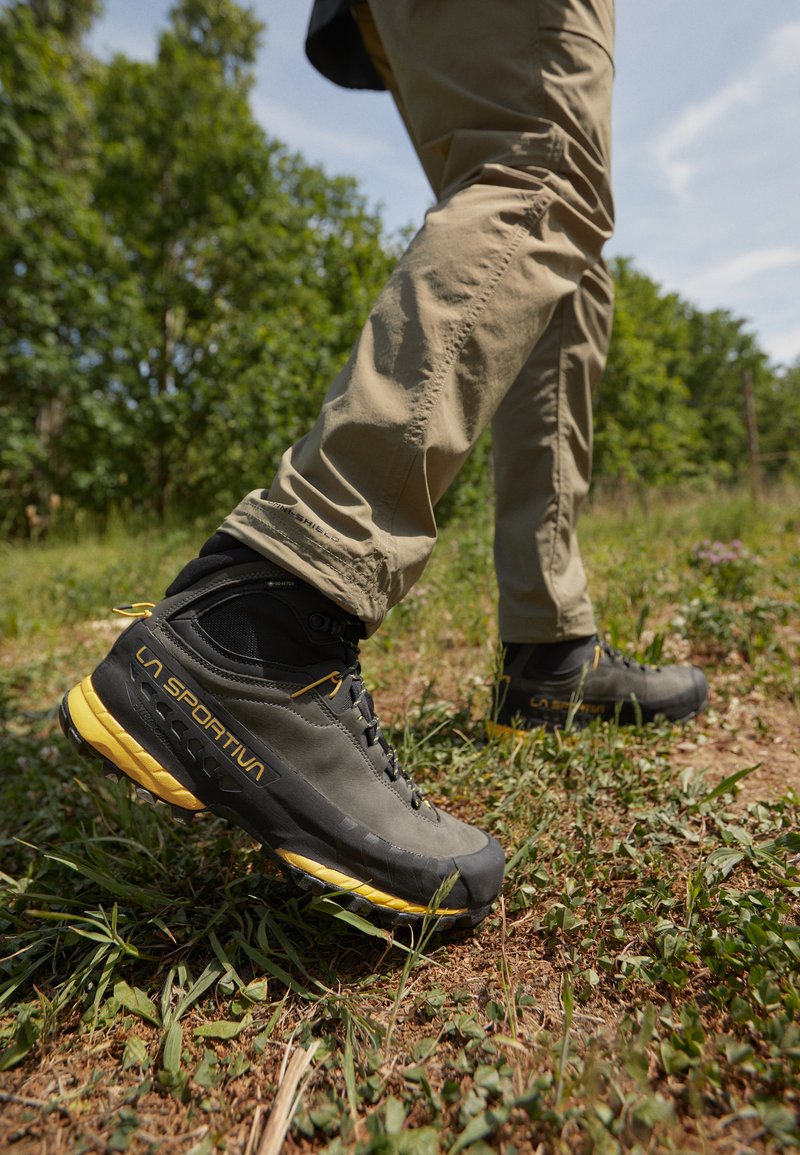 La Sportiva TX5 GTX Hiking shoes carbon/yellow/brown Zalando.ie