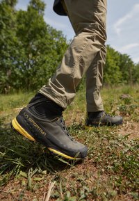 Atlasīts, carbon/yellow