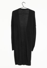 Czarny dziergany kardigan na wieszaku, z głębokim dekoltem w serek, długimi rękawami oraz ściągaczami na krawędzi i mankietach. Materiał wydaje się miękki i lekki.