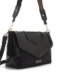 Borsa a tracolla nera con patta testurizzata, dettaglio con frange, hardware dorato e tracolla regolabile. Realizzata in ecopelle con una finitura liscia.