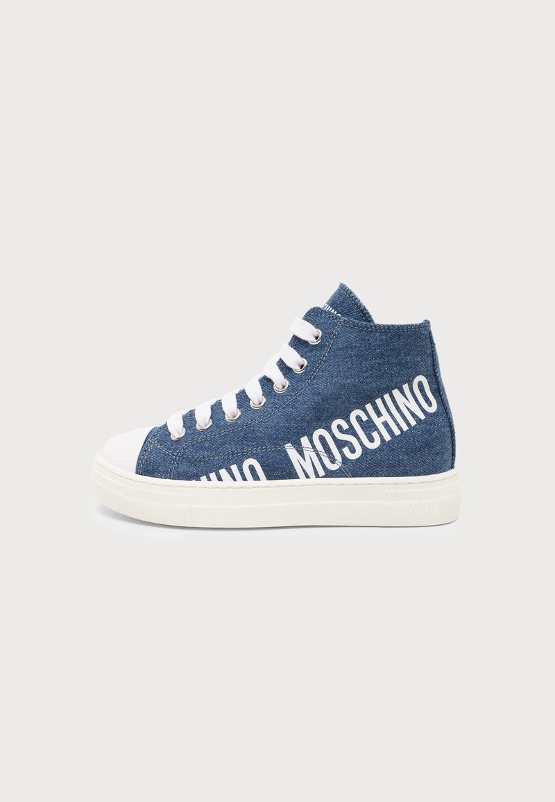 Baskets montantes en denim avec lacets blancs, semelle en caoutchouc blanche, bout renforcé et logo "MOSCHINO" imprimé en grandes lettres blanches sur le côté.