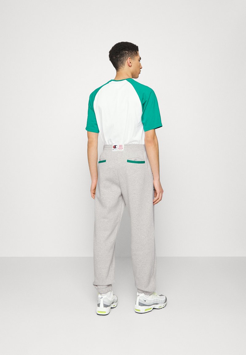 Herren Trainingsanzüge | Champion Rochester CHAMPION ROCHESTER X STRANGER THINGS Jogginghose grey/grau - QM59221 Herren Trainingsanzüge | Champion Rochester CHAMPION ROCHESTER X STRANGER THINGS Jogginghose grey/grau - QM59221