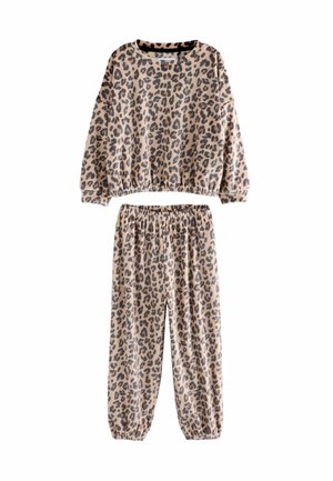 Tweedelig loungewear-set met luipaardprint, top met lange mouwen en elastische zoom en elastische taille taps toelopende broek op witte achtergrond.