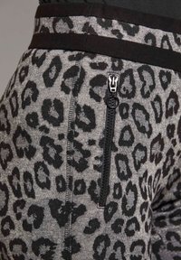 Unausgewählt, black gray