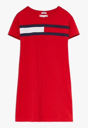 Rotes Kurzarmkleid mit einem marineblauen und weißen horizontalen Streifen über der Brust, Rundhalsausschnitt und figurbetonter Silhouette.