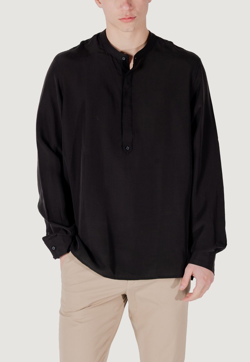 Maglietta nera a maniche lunghe con scollatura a henley allacciata, realizzata in tessuto morbido. Presenta polsini con bottone singolo e una silhouette rilassata.