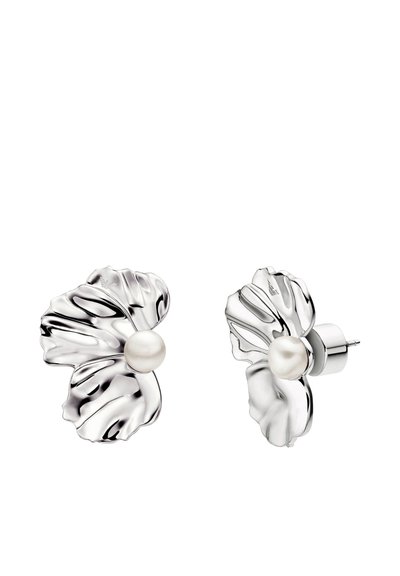 Boucles d'oreilles florales en argent avec des pétales texturés et une perle blanche centrale. Dotées d'une fermeture à clou pour un port sécurisé.
