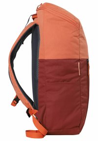 Mochila naranja y burdeos con un material texturizado, bolsillo lateral, cremallera retractable y correa ajustable naranja.