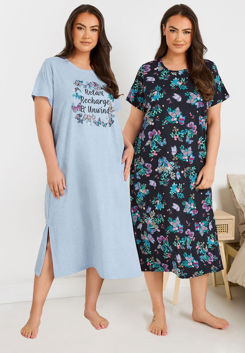 Två kortärmade nattklänningar. Den vänstra är ljusblå med en fjärilsprint och text, och den högra är mörk med färgglada blommiga och fjärilsmönster.