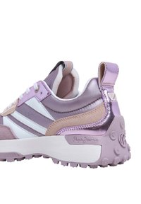 Ljubičasti i ružičasti tenisice s kombinacijom sjajnih i mat tekstura. Sadrže bijele pruge, podstavljeni ovratnik i gumeni potplat s šarama.