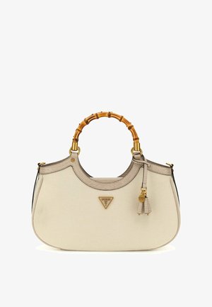 Beige textúrájú kézitáska ívelt formával, bambusz fogantyúval és arany színű hardver díszítéssel, logó háromszöggel és rojtos részlettel.