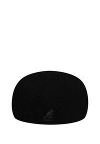 Schwarze Strickmütze mit runder Oberseite, die auf der Vorderseite ein dezentes gesticktes Känguru-Logo aufweist, hergestellt aus weichem, dehnbarem Material.