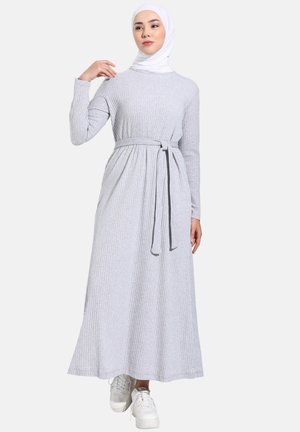 Vestido maxi de manga larga acanalado en gris con un lazo en la cintura, hecho de un material suave, que presenta un corte holgado y un patrón de tela texturizada.