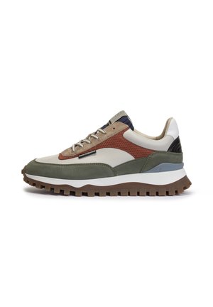 Sneaker aus einer Mischung aus grauem, braunem und grünem Wildleder mit Mesh-Details. Massiver weißer und brauner Gummisohle mit tiefen Profilen für besseren Grip.