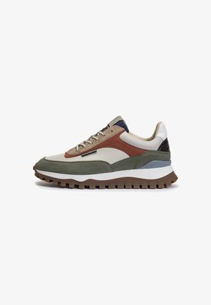 Sneaker caratterizzati da una miscela di suede grigio, marrone e verde con dettagli in rete. Sole in gomma spesso bianco e marrone con scanalature profonde per una migliore trazione.