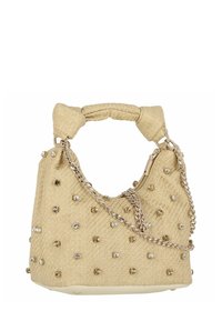 Beige geweven handtas met een gevlochten handvat, versierd met metalen studs. Voorzien van een zilveren kettingriem en een gestructureerde vorm.