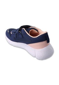 Granatowe buty sportowe z siateczkową cholewką, zaprojektowane z różowymi akcentami, z wyściełanym kołnierzem, elastycznym językiem i fakturowaną białą gumową podeszwą.