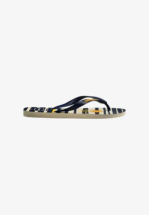 Flip-Flop mit marineblauen Riemen und beigefarbener Sohle; Fußbett mit blauen und gelben horizontalen Streifen und gedrucktem Markenlogo.