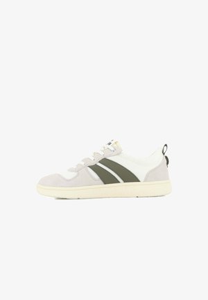 Niski casualowy sneaker z białą siateczką, jasnoszarymi zamszowymi nakładkami, zielonymi bocznymi paskami, białymi sznurowadłami i beżową gumową podeszwą.