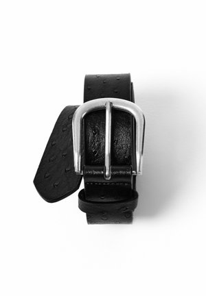 Curea din piele neagră cu o suprafață texturată, având o cataramă din metal argintiu și un capăt conic. Designul include puncte reliefate pentru detaliu.