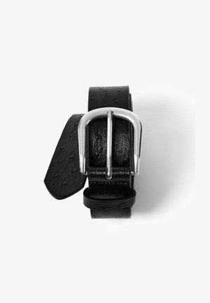 Fekete bőr öv, texturált felülettel, ezüstszínű fém csattal és hegyes véggel. A dizájn részletezése érdekében elevációs pöttyöket tartalmaz.