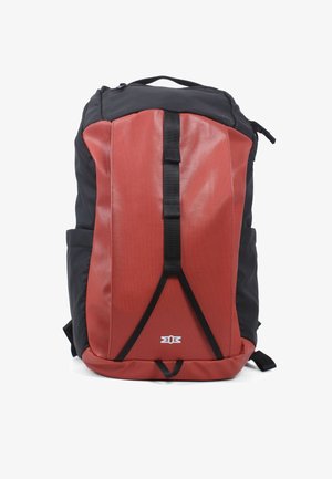 Rucksack mit schwarzem Oberteil und rotem Frontpanel, aus strapazierfähigen Materialien gefertigt. Verfügt über verstellbare Riemen und einen glatten Reißverschluss.