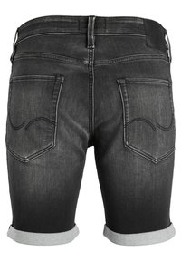 Pantalones cortos de mezclilla negra con dobladillo enrollado, que cuentan con dos bolsillos traseros con costuras decorativas y una textura suave.